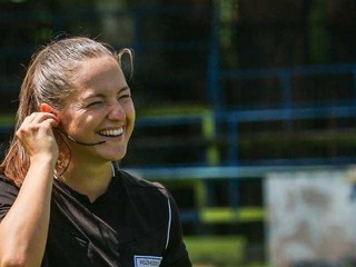 Rozhodkyňa Viktória Rugolská.