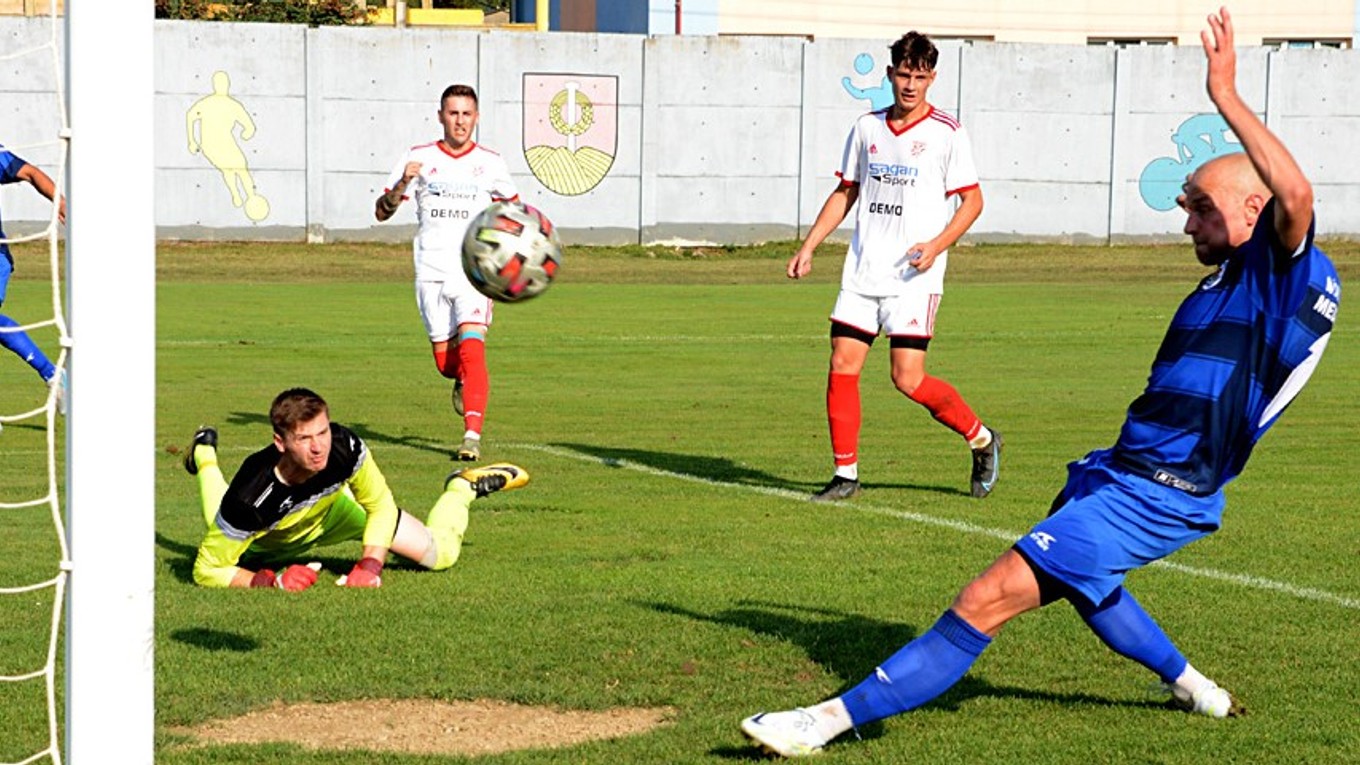 Róbert Potoma (vpravo) strieľa gól v drese MŠK Spartak Medzilaborce.