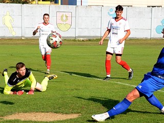 Róbert Potoma (vpravo) strieľa gól v drese MŠK Spartak Medzilaborce.