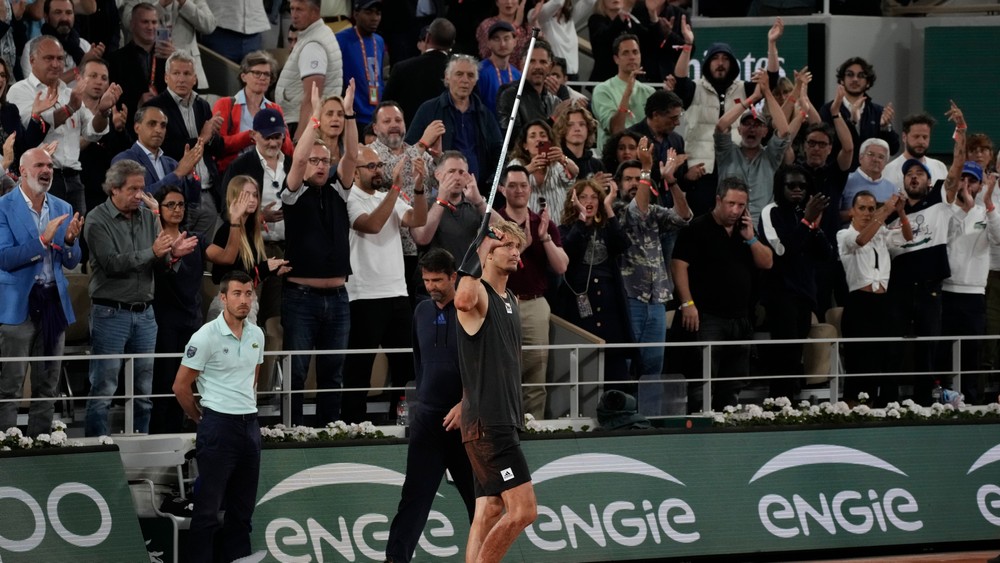 VIDEO: Zvereva odnášali na vozíku, veľké semifinále proti Nadalovi ukončil hrozivý pád