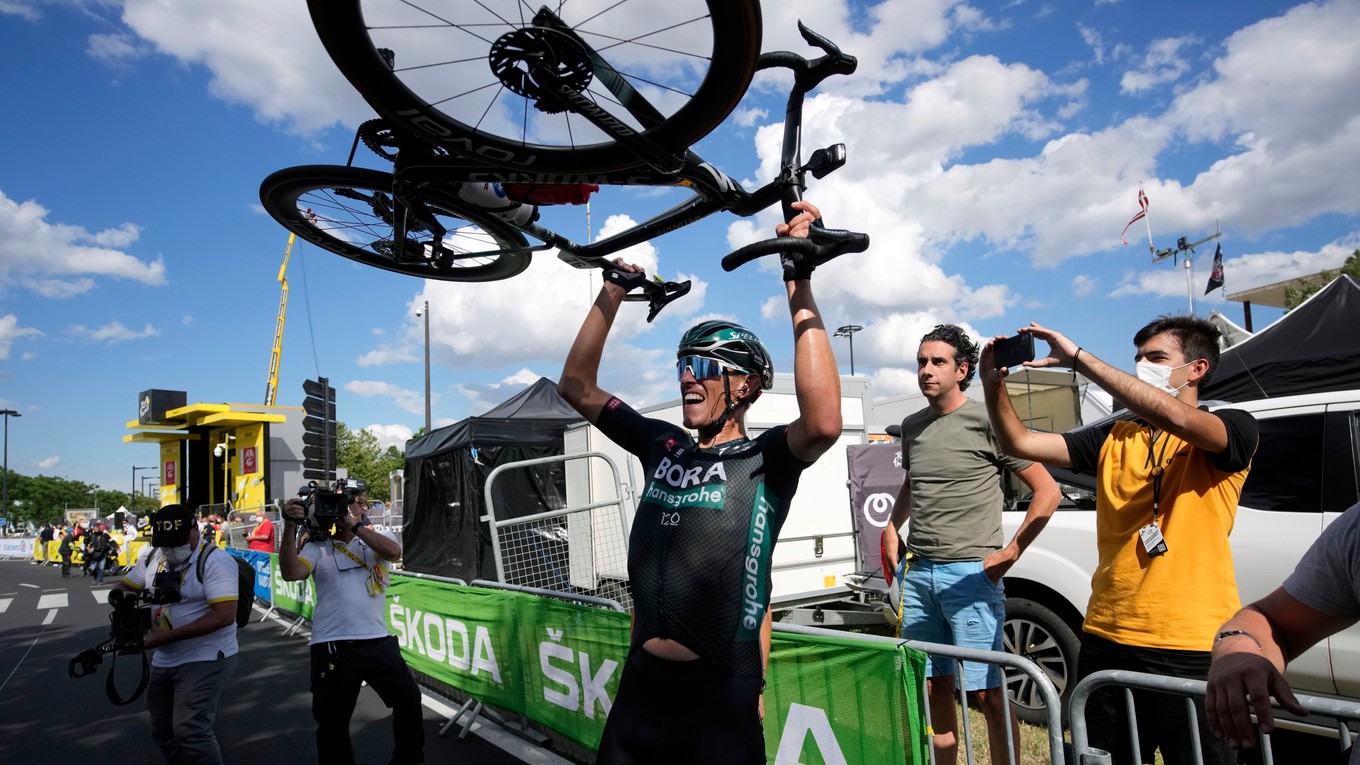 Víťazné gesto Nilsa Politta po 12. etape Tour de France 2021.