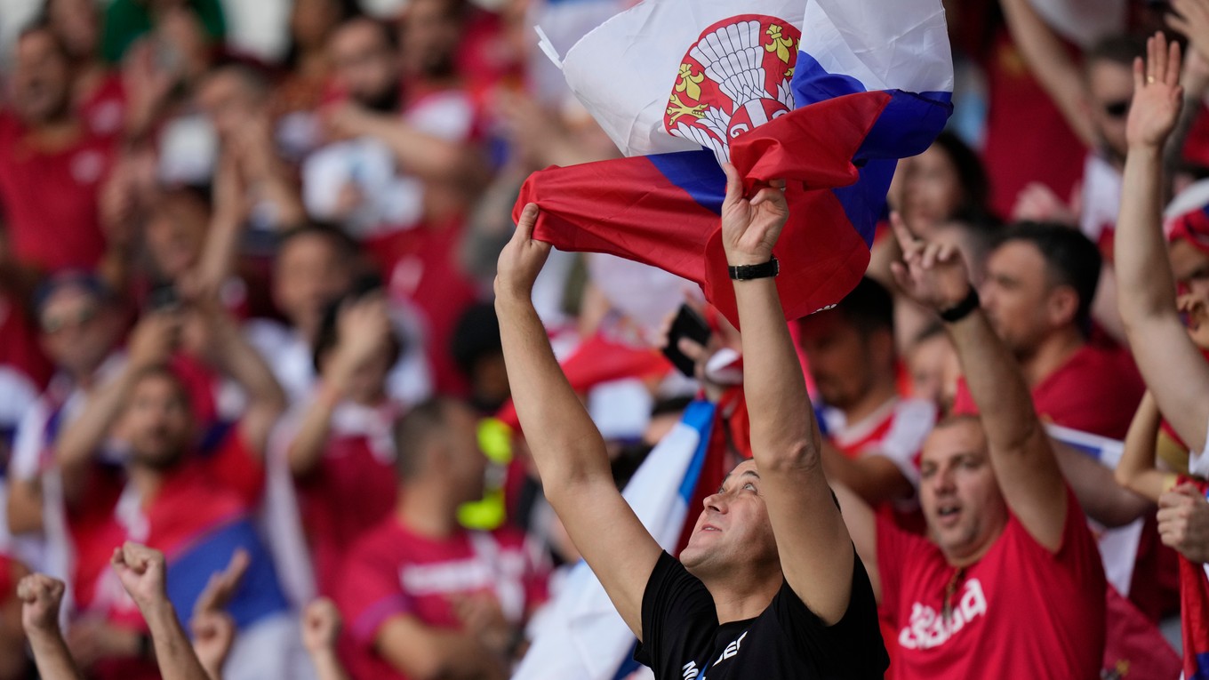 Srbskí futbaloví fanúšikovia, ilustračná fotografia.