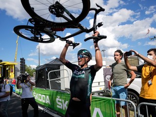Víťazné gesto Nilsa Politta po 12. etape Tour de France 2021.