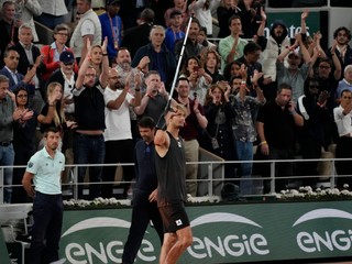 Alexander Zverev s barlami odchádzal z kurtu na Roland Garros 2022.
