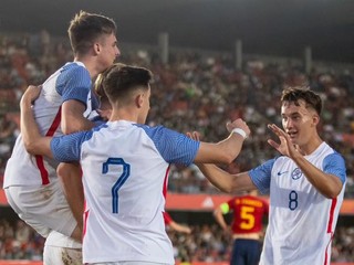 Radosť slovenských reprezentantov po strelenom góle v prípravnom zápase Španielsko U21 - Slovensko U21.