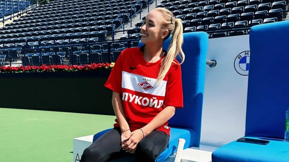 Tenistka Anastasia Potapovová v drese Spartaka Moskva na tenisovom turnaji.