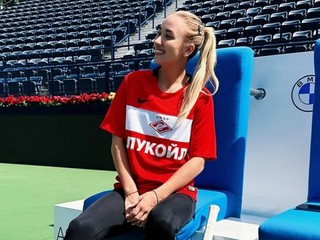 Tenistka Anastasia Potapovová v drese Spartaka Moskva na tenisovom turnaji.