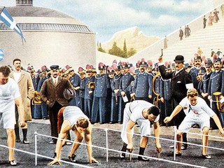 Momentka zo štartu pretekov v behu na 100 m na prvých novodobých olympijských hrách v roku 1896.