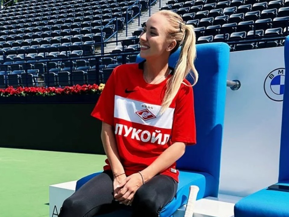 Tenistka Anastasia Potapovová v drese Spartaka Moskva na tenisovom turnaji.