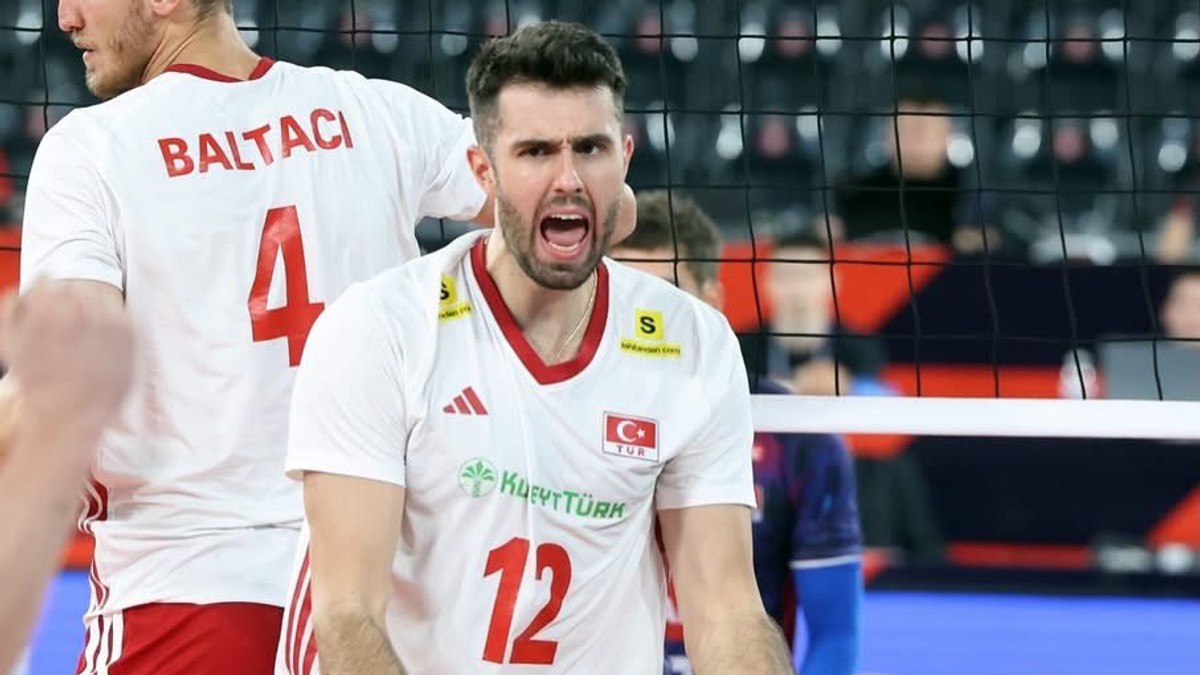 Volejbalisti Turecka oslavujú získaný bod.
