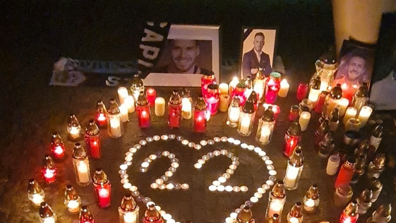 Fanúšikovia si uctili pamiatku Dušana Pašeka ml. pred štadiónom v Bratislave.