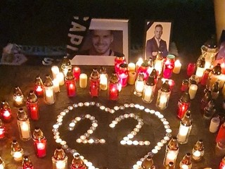 Fanúšikovia si uctili pamiatku Dušana Pašeka ml. pred štadiónom v Bratislave.