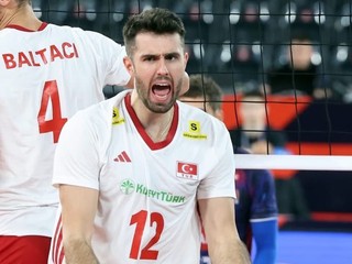 Volejbalisti Turecka oslavujú získaný bod.