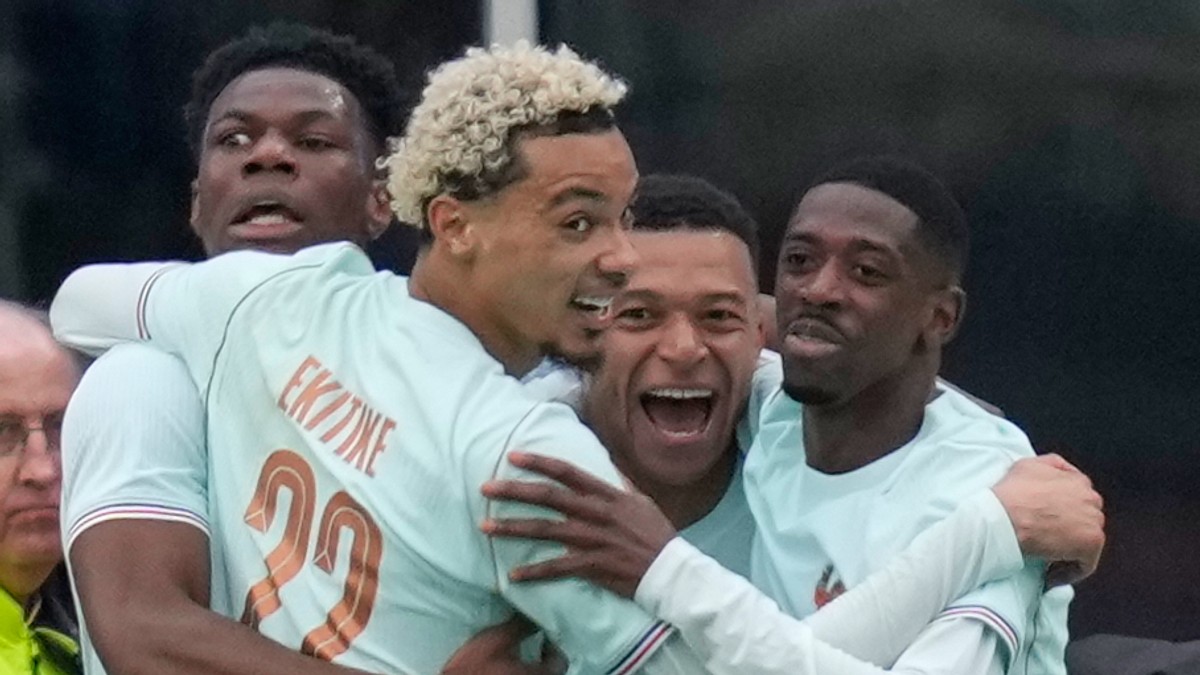 Futbalista Francúzska Kylian Mbappé (druhý sprava) sa teší so spoluhráčmi z gólu.