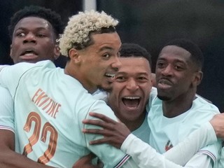Futbalista Francúzska Kylian Mbappé (druhý sprava) sa teší so spoluhráčmi z gólu.