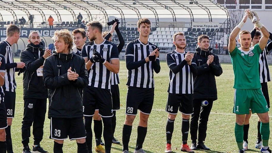 II. liga Komárno v dohrávke 22. kola remizovalo na pôde FC Petržalka