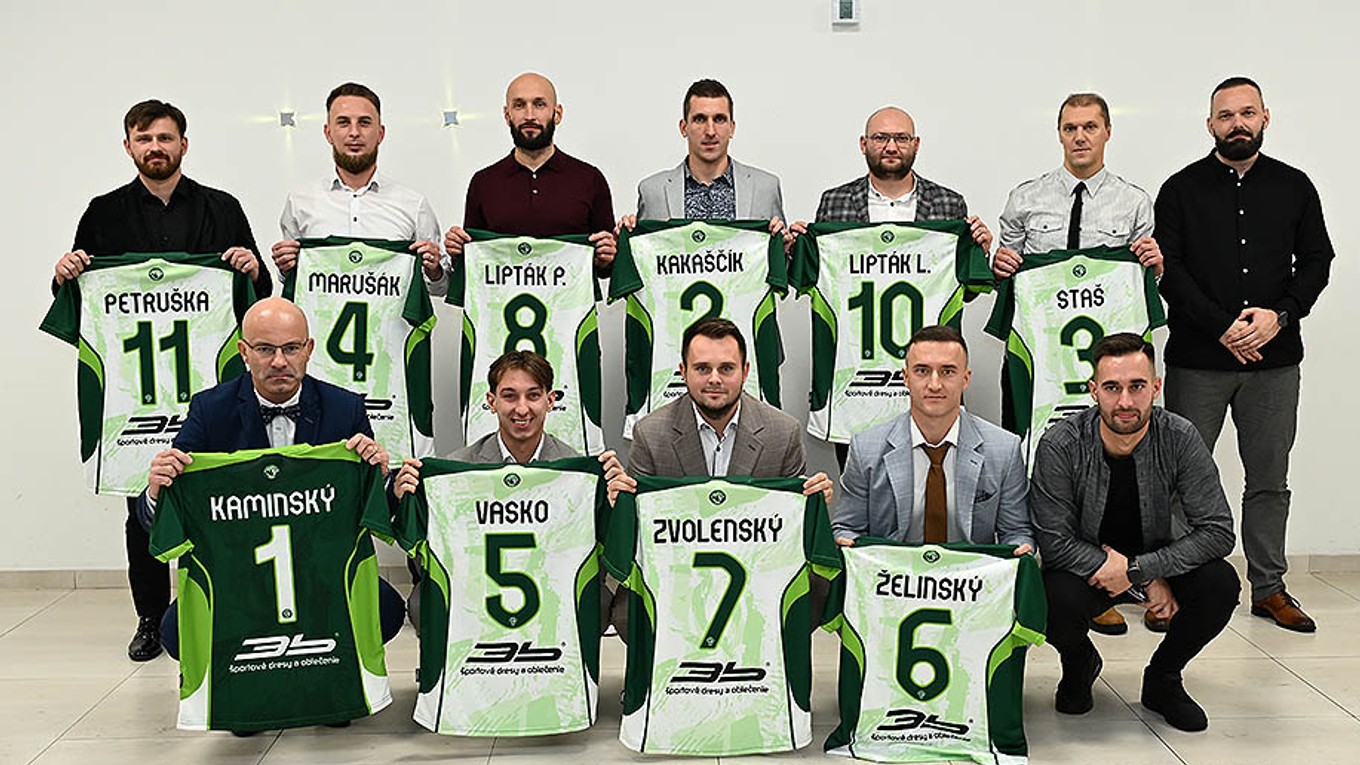 Jedenástka roka 2025 7. ligy ObFZ Prešov. Hore prvý sprava ocenený rozhodca Martin Uličný, vpravo dole autor gólu roka Matúš Roba. Chýba Ján Hatok.