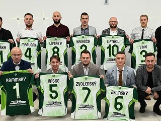 Jedenástka roka 2025 7. ligy ObFZ Prešov. Hore prvý sprava ocenený rozhodca Martin Uličný, vpravo dole autor gólu roka Matúš Roba. Chýba Ján Hatok.