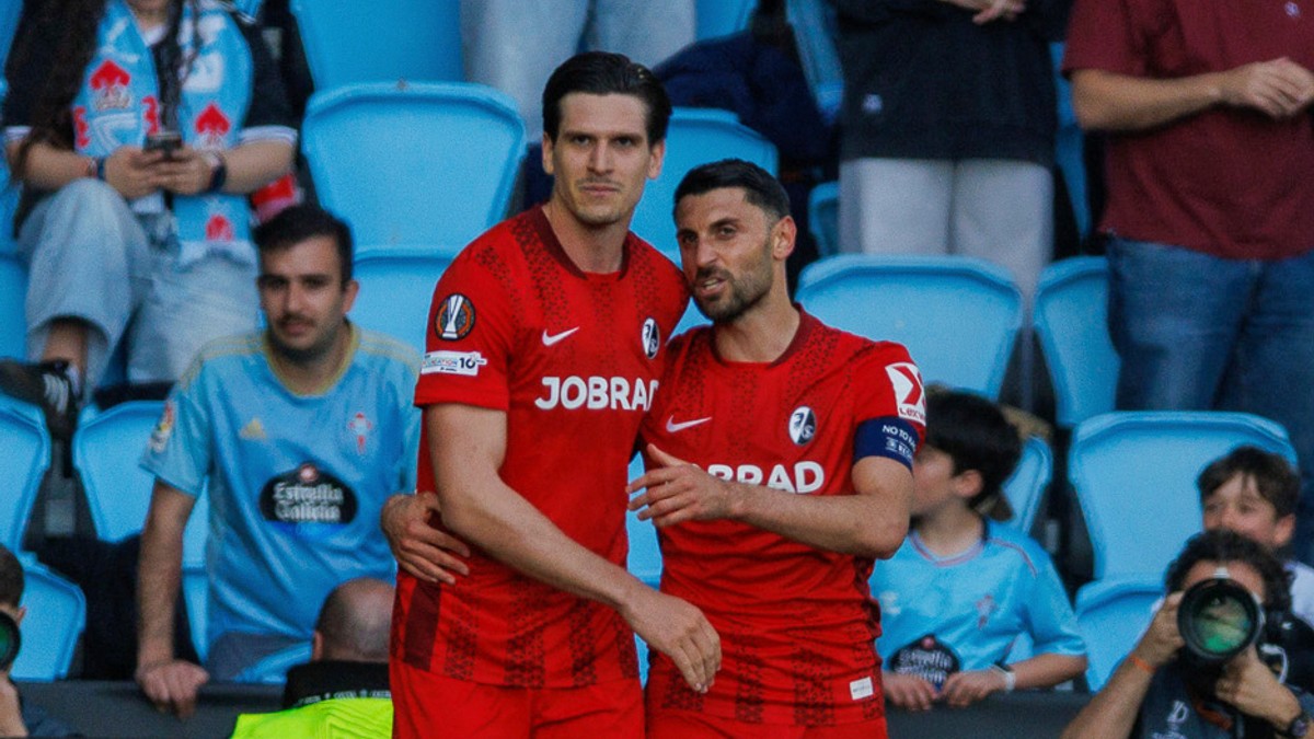 Na snímke hráči Freiburgu Igor Matanovič (vľavo) a Vincenzo Grifo sa radujú z gólu.