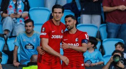 Na snímke hráči Freiburgu Igor Matanovič (vľavo) a Vincenzo Grifo sa radujú z gólu.