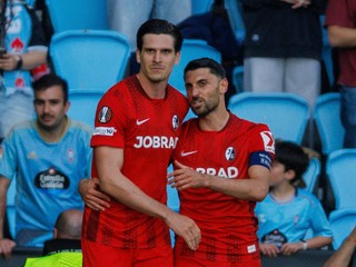 Na snímke hráči Freiburgu Igor Matanovič (vľavo) a Vincenzo Grifo sa radujú z gólu.