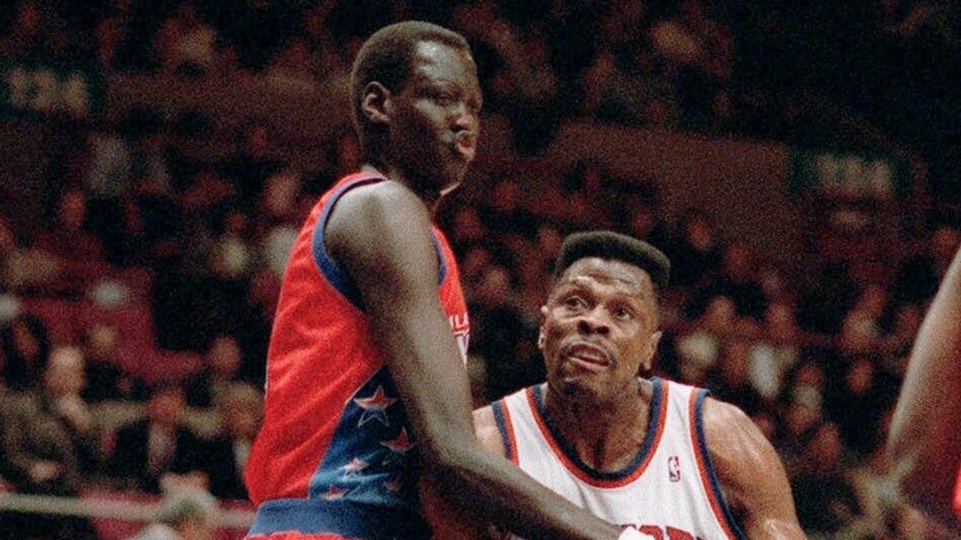 Patrick Ewing (vpravo) v drese New York Knicks na archívnej snímke z 26. januára 1993.