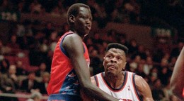 Patrick Ewing (vpravo) v drese New York Knicks na archívnej snímke z 26. januára 1993.