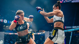 Smolková (vľavo) v súboji s Egger.