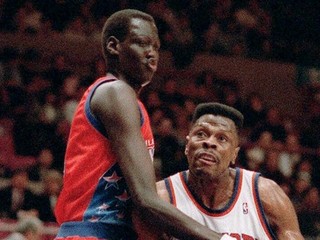 Patrick Ewing (vpravo) v drese New York Knicks na archívnej snímke z 26. januára 1993.