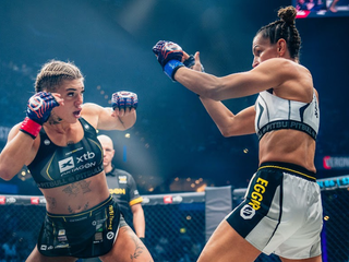 Smolková (vľavo) v súboji s Egger.