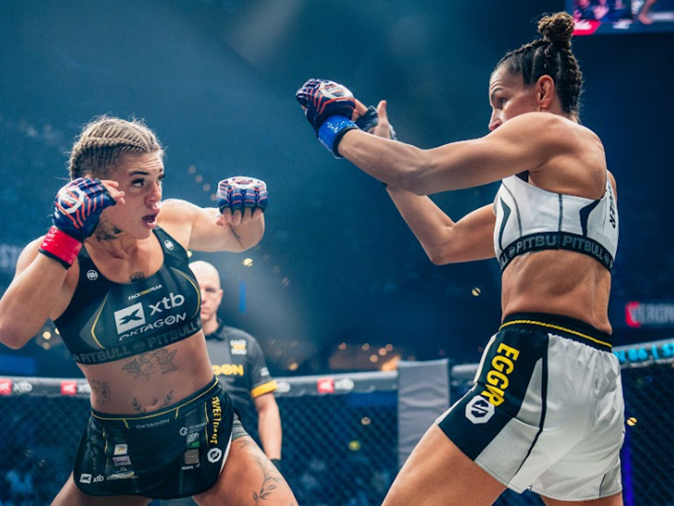 Smolková (vľavo) v súboji s Egger.