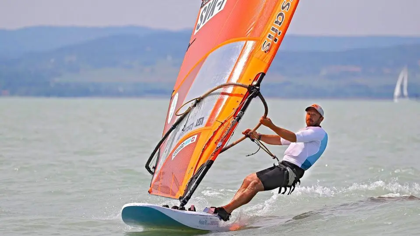 Windsurfista Patrik Pollák.