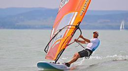 Windsurfista Patrik Pollák.
