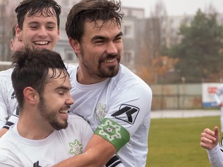 Oprávnená jesenná radosť futbalistov FKM Nové Zámky – kapitán Július Varga drží Mateja Palacku, za ním je Peter Černák. 