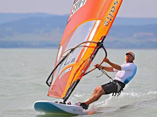 Windsurfista Patrik Pollák.