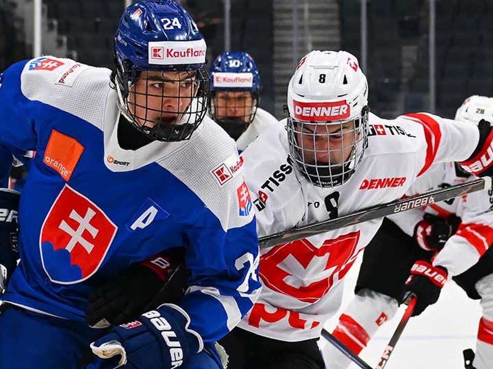 Tomáš Selič (vľavo) v zápase proti Švajčiarsku na Hlinka Gretzky Cup 2026.