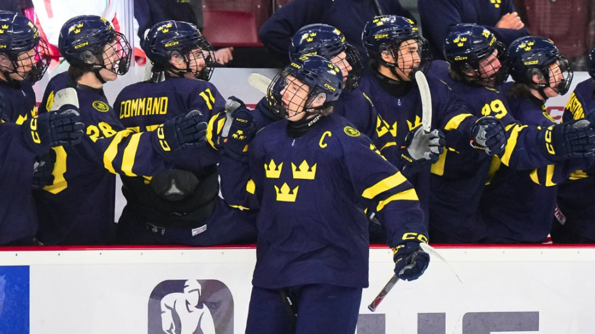 Hokejisti Švédska oslavujú gól na MS U18 2026.