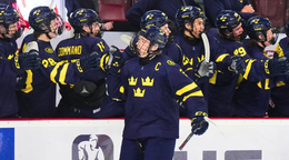 Hokejisti Švédska oslavujú gól na MS U18 2026.