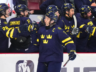 Hokejisti Švédska oslavujú gól na MS U18 2026.