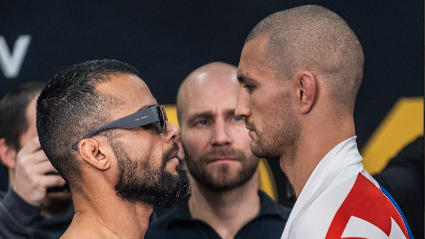 Paradeiser (vpravo) so súperom na vážení.