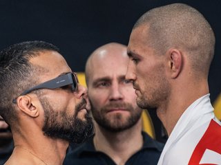 Paradeiser (vpravo) so súperom na vážení.