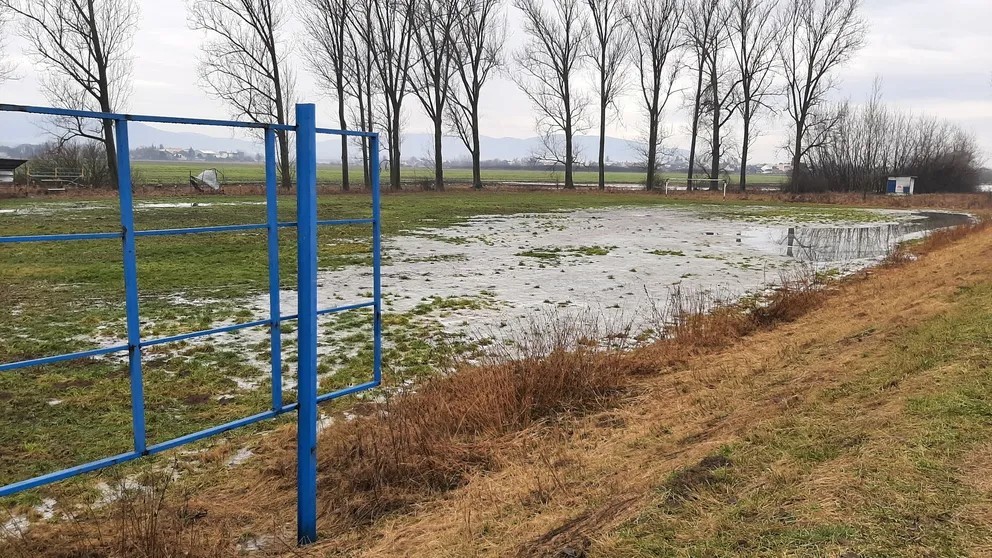 Predpovede sú nepriaznivé. Počasie ruší futbalové zápasy naprieč Slovenskom