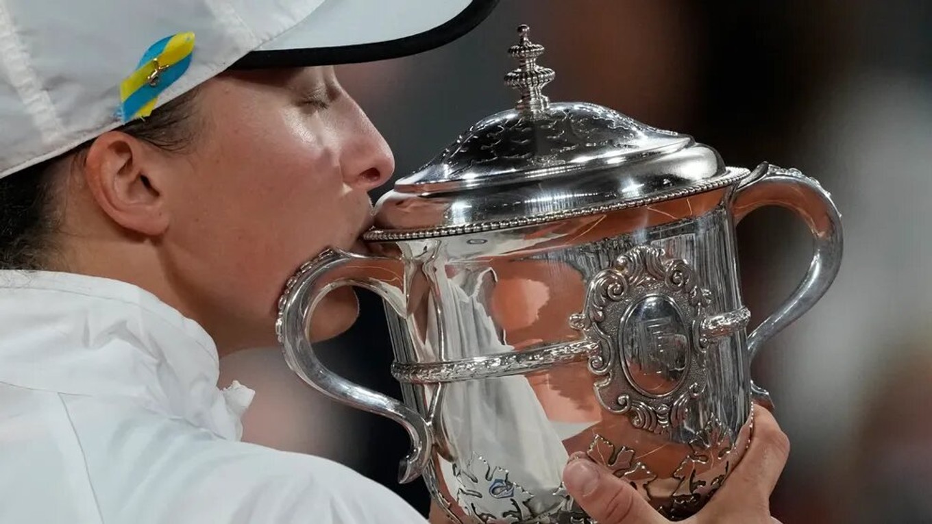 Iga Swiateková s trofejou po triumfe na Roland Garros 2022.