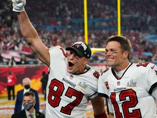 Na snímke Rob Gronkowski (vľavo) a Tom Brady.
