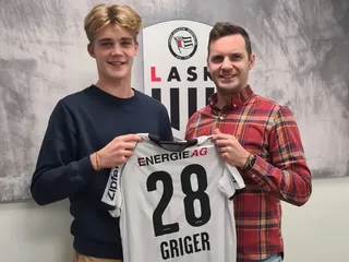 Adam Griger s otcom Martinom po podpise zmluvy s LASK Linz.