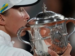 Iga Swiateková s trofejou po triumfe na Roland Garros 2022.