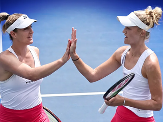 Gabriela Dabrowska (vľavo) a Erin Routliffeová vyhrali štvorhru žien na US Open 2023.