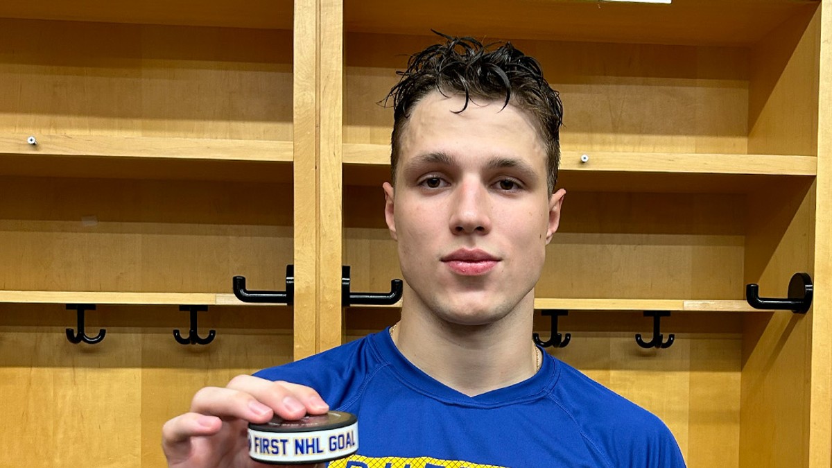 Jiří Kulich s pukom, s ktorým strelil prvý gól v NHL.