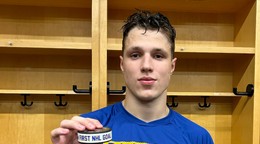 Jiří Kulich s pukom, s ktorým strelil prvý gól v NHL.