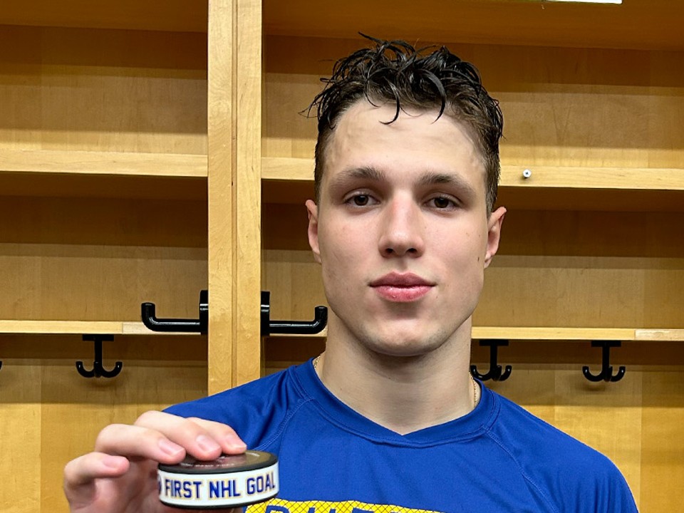 Jiří Kulich s pukom, s ktorým strelil prvý gól v NHL.